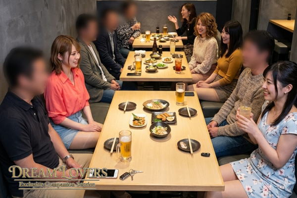 我孫子市の備前本店で接客する宴会コンパニオン達とお客様