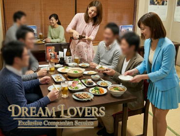 愛川の居酒屋酒食彩々はらぺこの前で整列する宴会コンパニオン４人