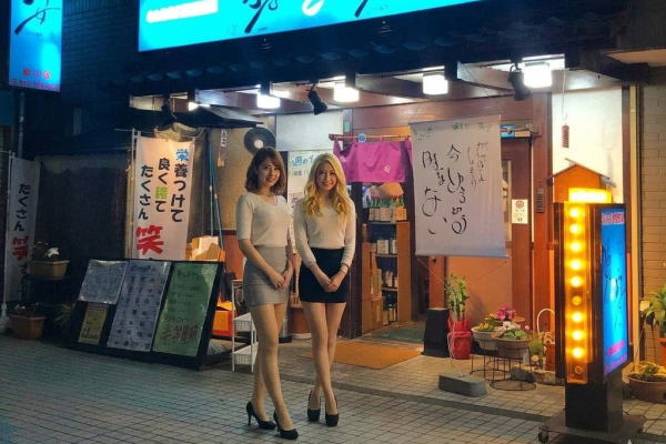 あきる野市の膳と宴秋川店での宴会で接客するコンパニオンとお客様