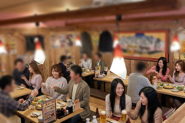 昭島市のや台ずし昭島町での宴会で接客するコンパニオンとお客様