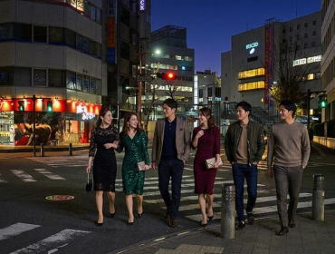 厚木の繁華街を歩く宴会コンパニオンとお客様