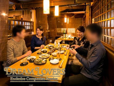 綾瀬の繁華街を歩く宴会コンパニオンとお客様