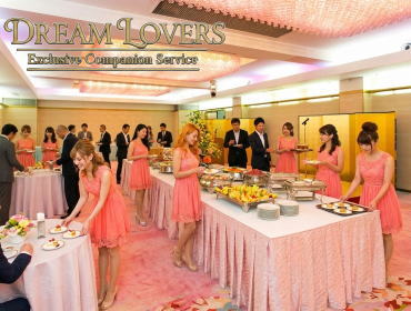 文京区の湯島天満宮参集殿宴会場で接客するコンパニオンとお客様