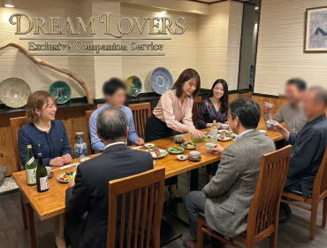 茅ヶ崎の宴会場で接客する清楚なコンパニオン達