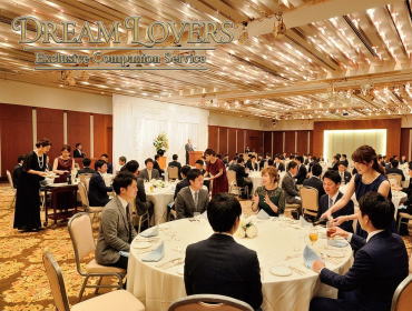 海老名のホテル宴会場で接待するコンパニオンとお客様