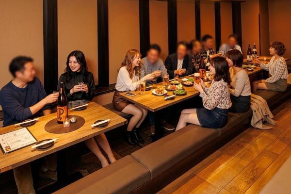 府中の和食郷土料理府中邸での宴会で接客するコンパニオンとお客様