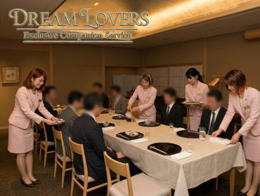 中央区 銀座の花蝶銀座本店での宴会で接客するコンパニオンとお客様