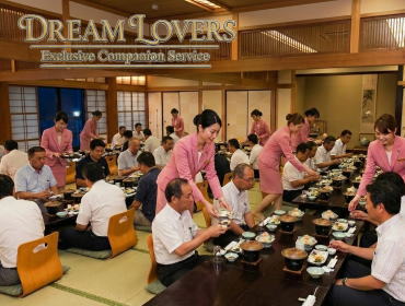 秦野の魚作で接客する宴会コンパニオンとお客様