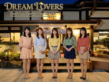 葉山の鳥ぎん本店の前で整列する宴会コンパニオン４人