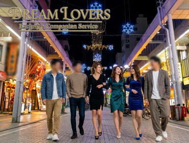 平塚の繁華街を歩く宴会コンパニオンとお客様