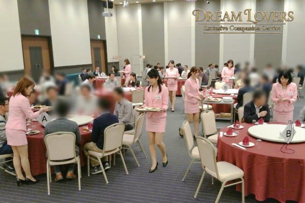 市原市の五井グランドホテルで接客する宴会コンパニオン達とお客様