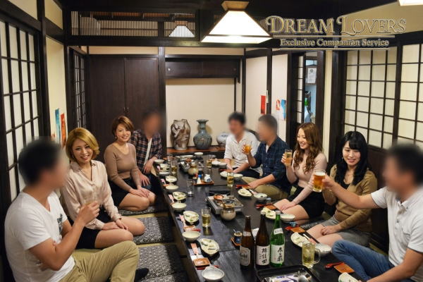 伊豆長岡の居酒屋藤でコンパニオンと宴会するお客様事例写真