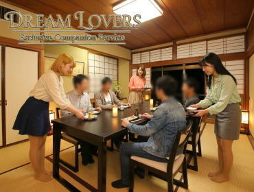 葛飾区の料亭ゑびす家で接客する宴会コンパニオンとお客様