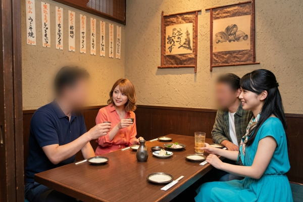 国分寺市の庄や 国分寺店での宴会で接客するコンパニオンとお客様