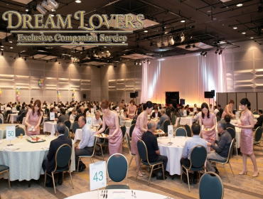 江東区のホテルイースト21東京の宴会場で接客するコンパニオン達