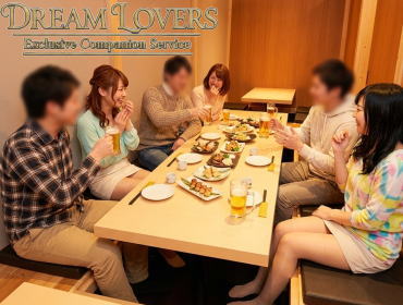 町田の個室居酒屋町田屋町田駅前店での宴会で接客するコンパニオンとお客様