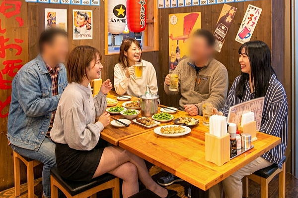 三鷹市の満天酒場三鷹店での宴会で接客するコンパニオンとお客様