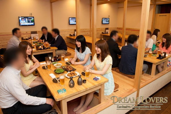 瑞穂町のくら蔵 瑞穂本店での宴会で接客するコンパニオンとお客様