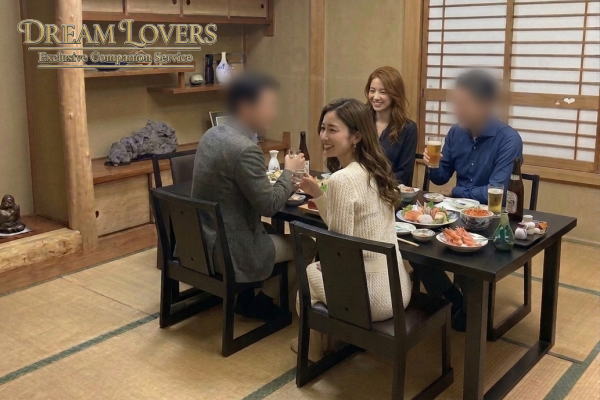 武蔵村山市の丸徳での宴会で接客するコンパニオンとお客様