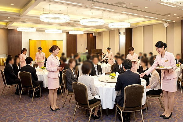 武蔵野市の吉祥寺第一ホテルでの宴会で接客するコンパニオンとお客様