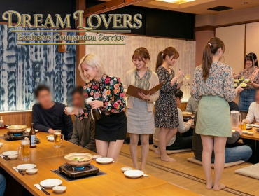 中野区のさかな酒場魚星中野北口店で接客する宴会コンパニオンとお客様