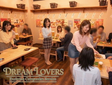 練馬区の居酒屋きんたろうで接客するコンパニオンとお客様