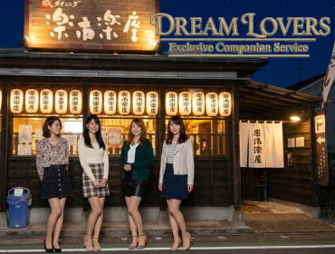 大磯の居酒屋楽市楽座の前で整列する宴会コンパニオン４人