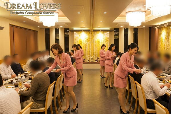 小山町の後宴酒場店舗前で整列するコンパニオン３人