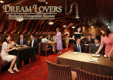 六本木の老舗和食店瀬里奈六本木本店での宴会で接客するコンパニオンとお客様