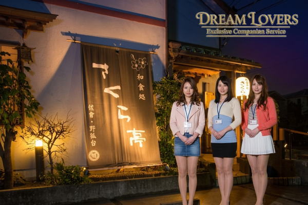 佐倉市の日本料理さくら亭で接客する宴会コンパニオン達とお客様