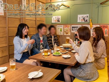 世田谷の三茶っ子居酒屋とととりとんでの宴会で接客するコンパニオンとお客様