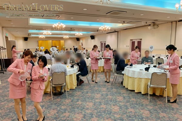 清水町のホテルエルムリージェンシーコンベンションホールにて接客をするコンパニオン８人とお客様