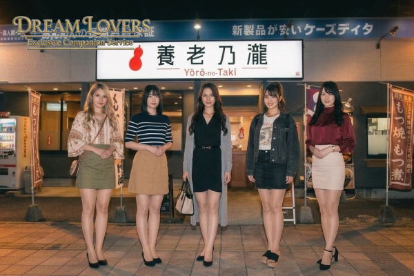 白井市の養老乃瀧白井駅前店で整列する宴会コンパニオン達