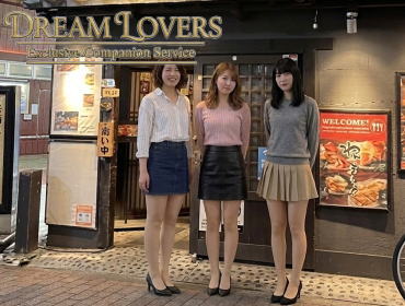 杉並区のくいもの屋わん荻窪店前で整列する宴会コンパニオン３名