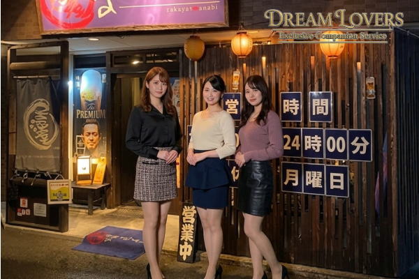 裾野市の居酒屋まなび店舗前で整列するコンパニオン達