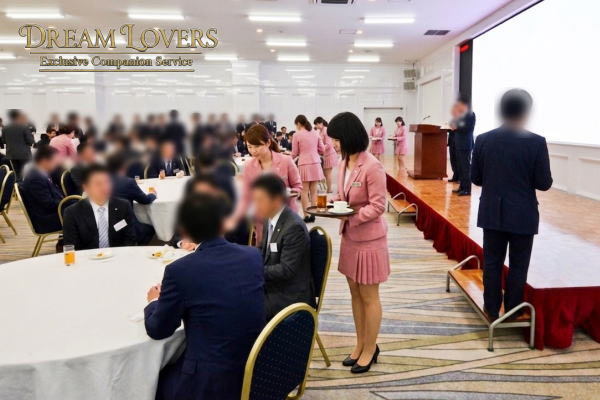 富里市のインターナショナルリゾートホテル湯楽城で接客する宴会コンパニオン達とお客様