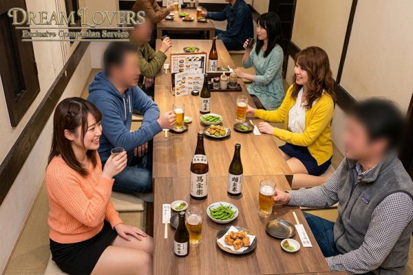 東金市の鳥玄東金店で接客する宴会コンパニオン達とお客様