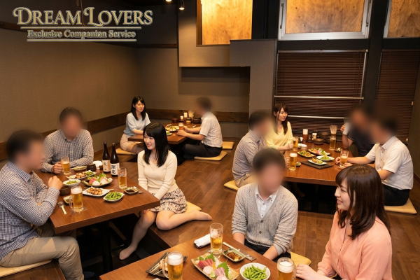 浦安市の個室居酒屋ほのか浦安店で接客する宴会コンパニオン達とお客様