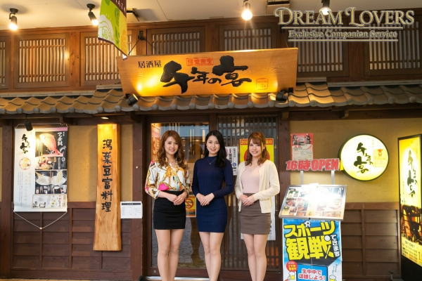 八千代市の千年の宴八千代緑が丘北口駅前店で接客する宴会コンパニオン達とお客様