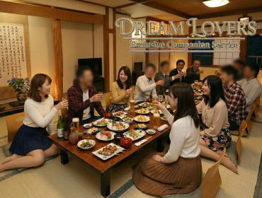 山北の繁華街を歩く宴会コンパニオンとお客様