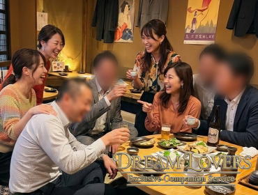 座間の居酒屋八氣で接客する宴会コンパニオンとお客様